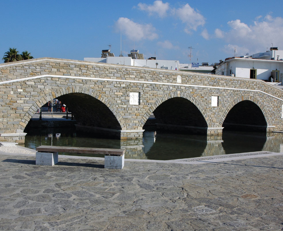 Naoussa: the (new) bridge