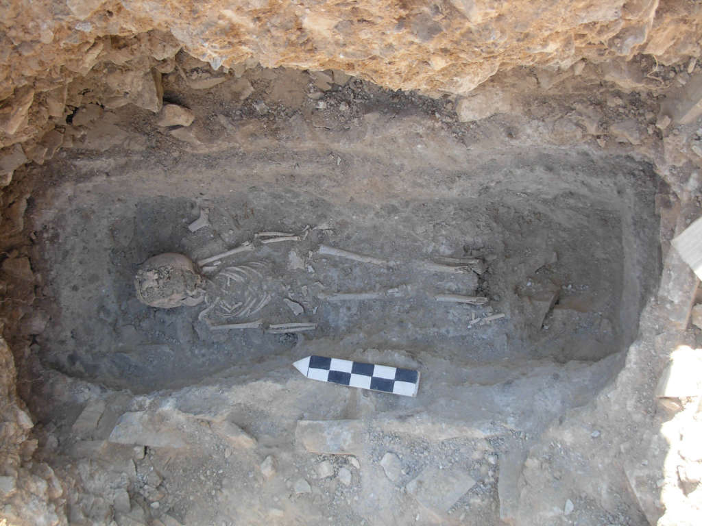 Guided tour of an ancient cemetery / Ξενάγηση σε αρχαίο νεκροταφείο